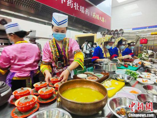 舌尖上的“<a href=http://m.henggaotouzi.com/jkys/ target=_blank class=infotextkey>養(yǎng)生</a>”美味廣西上演民族藥膳大比拼-易網(wǎng)<a href=http://m.henggaotouzi.com/ target=_blank class=infotextkey>健康養(yǎng)生</a>網(wǎng) 舌尖上的“養(yǎng)生”美味廣西上演民族藥膳大比拼