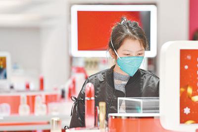 把恢復和擴大消費擺在優先位置