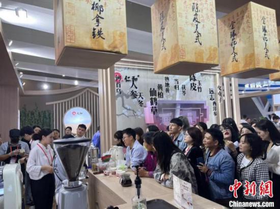 “中藥+”改寫朋克養生 年輕人追求“良藥可口”