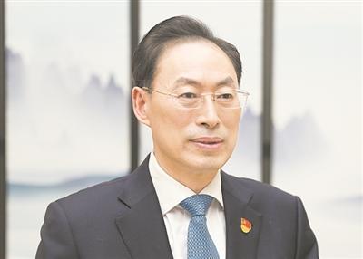 完善長(zhǎng)期護(hù)理保險(xiǎn)機(jī)制