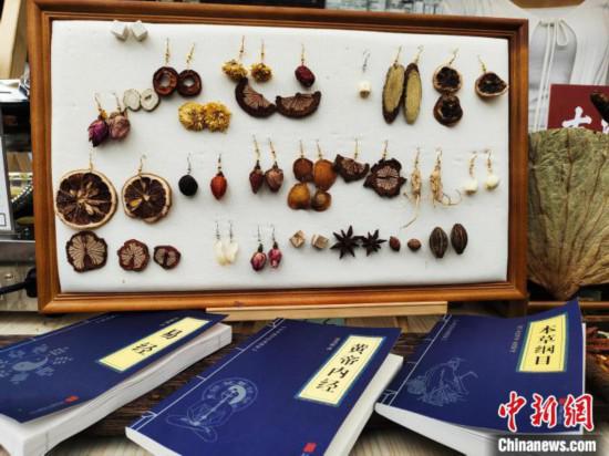 中醫(yī)藥刮起“國潮風” 年輕人青睞時尚養(yǎng)生