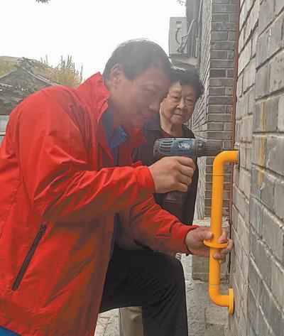 老有所為,貢獻“銀發(fā)力量”(體驗·民生一線觀察)-易網(wǎng)健康<a href=http://m.henggaotouzi.com/jkys/ target=_blank class=infotextkey>養(yǎng)生</a>網(wǎng) 老有所為,貢獻“銀發(fā)力量”(體驗·民生一線觀察)