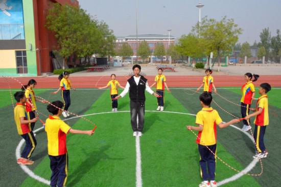 中小學(xué)生每天在校運動時間如何達(dá)到2小時?——來自河北多地校園的走訪觀察-易網(wǎng)健康養(yǎng)生網(wǎng) 中小學(xué)生每天在校運動時間如何達(dá)到2小時?——來自河北多地校園的走訪觀察