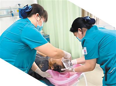 免陪照護，何以讓患者安心家屬省心（人民眼·醫(yī)院免陪照護服務(wù)）