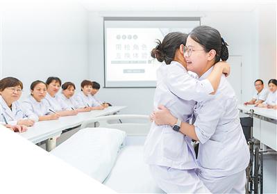 免陪照護，何以讓患者安心家屬省心（人民眼·醫(yī)院免陪照護服務(wù)）