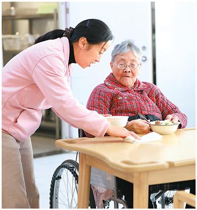 多方共舉，求解照護(hù)之困（健康驛站·關(guān)注健康老齡化②）