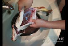 生鮮用清水洗不凈？面粉洗肥腸除異味更佳