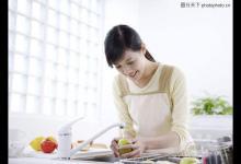 邊做家務(wù)邊運(yùn)動有助于身體健康