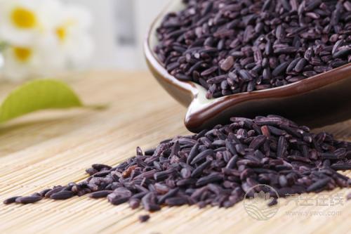 女性不想提前衰老，3種黑色食物可多吃，家家常備