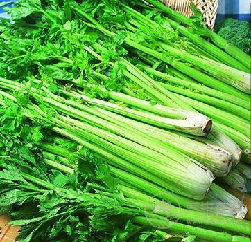 吃芹菜拌腰果降壓養顏  芹菜拌腰果的簡單做法