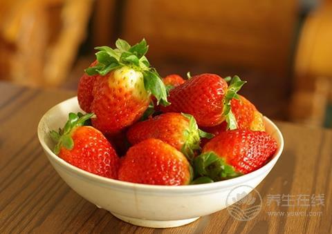 空心草莓是催熟or自然現象？ 草莓長這樣你敢吃嗎