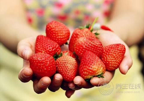 空心草莓是催熟or自然現象？ 草莓長這樣你敢吃嗎