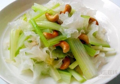 吃芹菜拌腰果降壓養顏  芹菜拌腰果的簡單做法