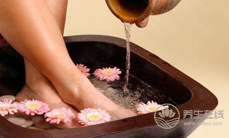 晚上9點(diǎn)泡腳護(hù)腎 晚上泡腳有講究 晚上9點(diǎn)泡腳護(hù)腎 晚上泡腳有講究