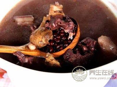 日常喝碗黑豆豬蹄湯 腎好身體棒
