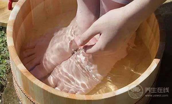 喜歡泡腳的人注意：3種人最好不要泡腳