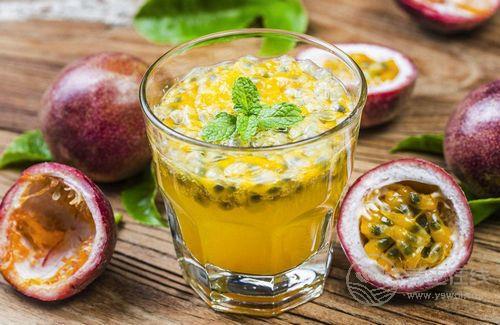 緩解便秘，百香果汁加點蜂蜜，讓你如廁更順暢