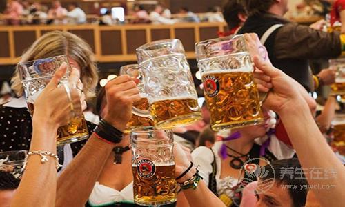 夏季喝啤酒八大禁忌 不宜同時吃腌熏食品