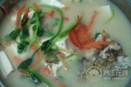 清燉鯽魚湯燉雖然鮮美,但是一些人不適合喝 清燉鯽魚湯燉雖然鮮美,但是一些人不適合喝