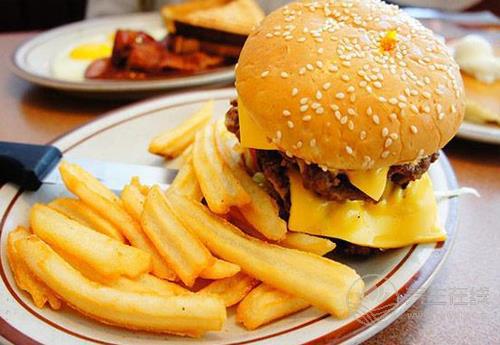 痘痘星人看過來，這3種食物咱別吃了，再好吃為了美也要忍