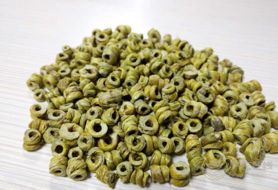 被譽為“中華九大仙草”之一的石斛，泡水喝有什么作用