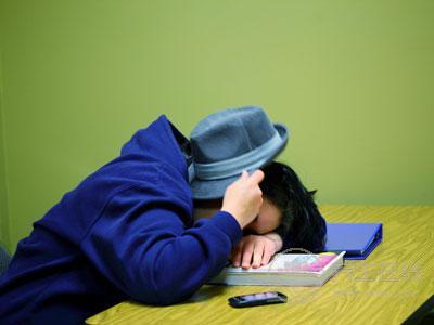 這些情況說明你睡眠不足，可常吃這幾種食物