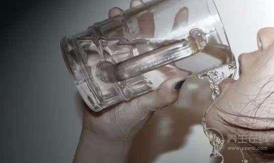 夏天喝水有講究，這幾點(diǎn)要注意
