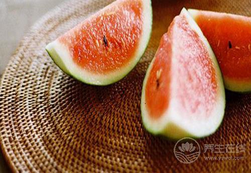 夏天經常口臭？不妨多吃這些水果，讓你保持口氣清新