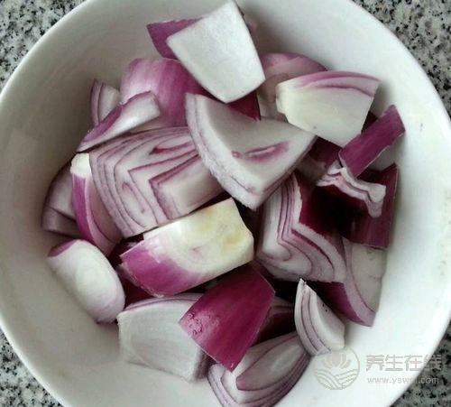 嗓子疼痛難不用吃藥，5種食物吃一吃，能好！