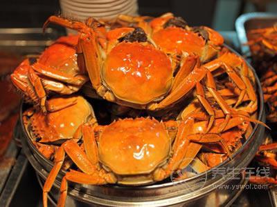 喜歡吃螃蟹的人注意了，它不能和這些食物同食