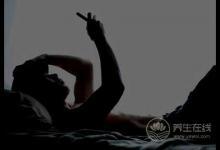 熬夜玩手機(jī)好嗎夜里玩手機(jī)這些你一定要注意