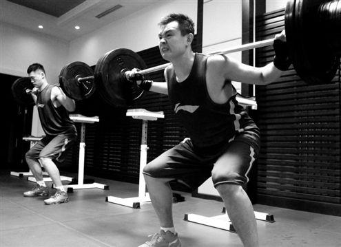 負(fù)重深蹲會對身體的哪些部位產(chǎn)生危害