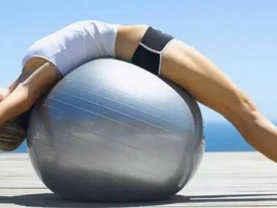 坐瑜伽球以及使用瑜伽球練習的好處