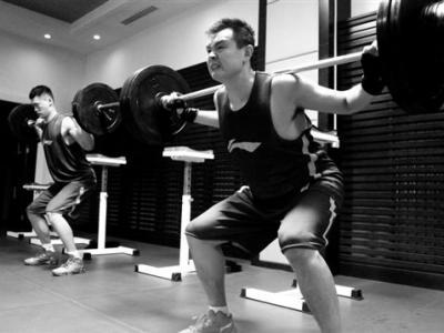 負重深蹲會對身體的哪些部位產生危害