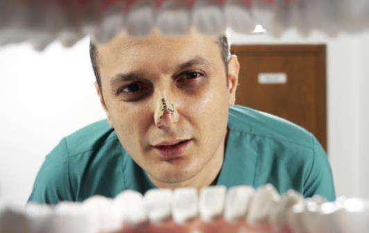 口臭的根源在于什么?哪些原因?qū)е驴诔?