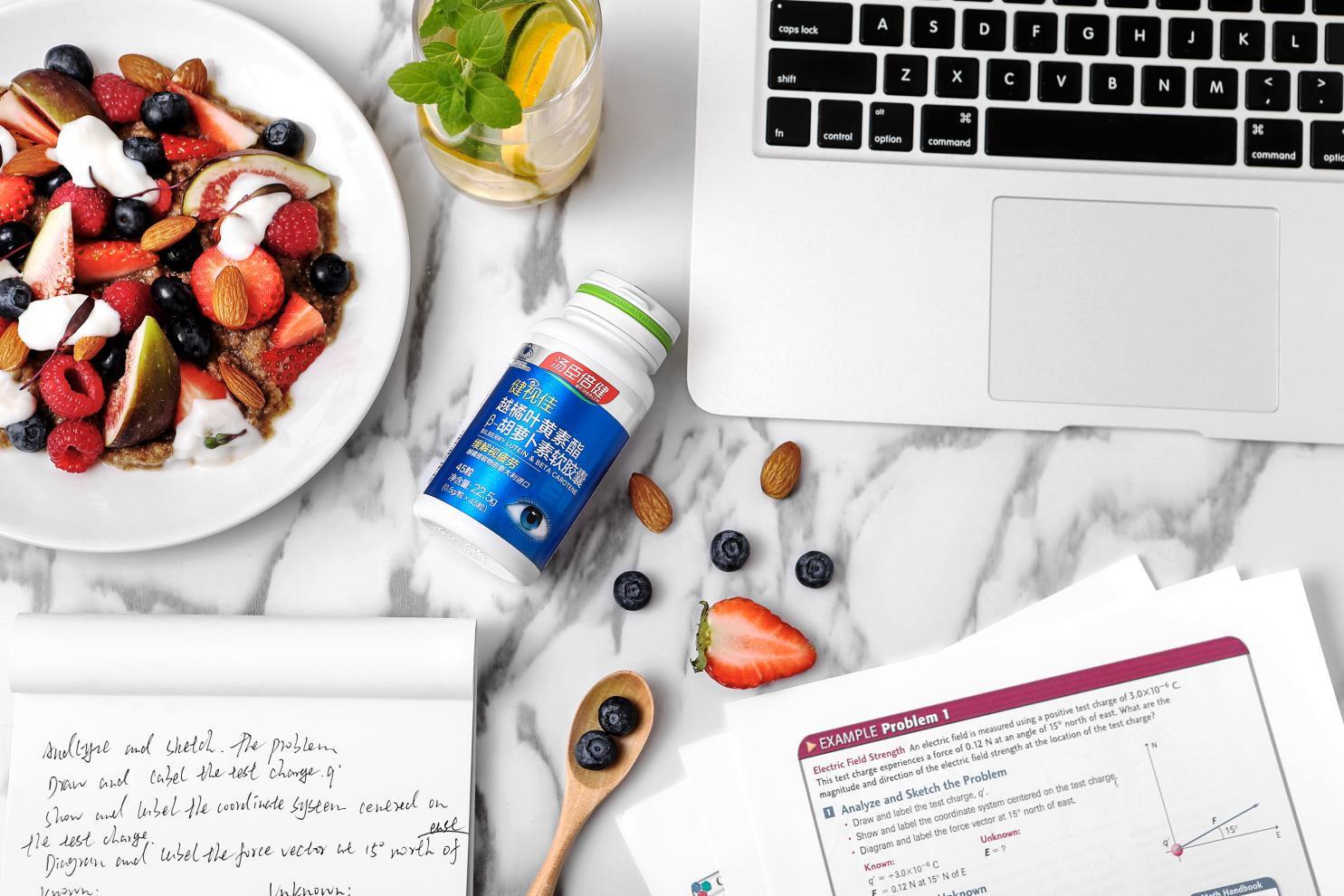 眼睛疲勞過度怎么辦?試試冷敷、熱敷和越橘葉黃素吧!-易網<a href=http://m.henggaotouzi.com/ target=_blank class=infotextkey>健康養生</a>網 眼睛疲勞過度怎么辦?試試冷敷、熱敷和越橘葉黃素吧!