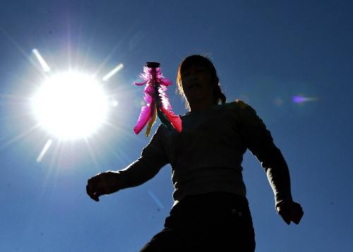 踢毽子對于身體的各方面有哪些好處-易網(wǎng)健康<a href=http://m.henggaotouzi.com/jkys/ target=_blank class=infotextkey>養(yǎng)生</a>網(wǎng) 踢毽子對于身體的各方面有哪些好處