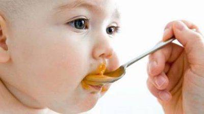 嬰兒在不同的年齡階段應該如何添輔食-易網健康<a href=http://m.henggaotouzi.com/jkys/ target=_blank class=infotextkey>養生</a>網 嬰兒在不同的年齡階段應該如何添輔食