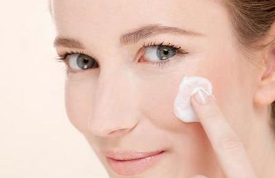 洗臉后經常感覺皮膚緊繃脹的原因-易網健康<a href=http://m.henggaotouzi.com/jkys/ target=_blank class=infotextkey>養生</a>網 洗臉后經常感覺皮膚緊繃脹的原因