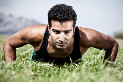 標準俯臥撐的鍛煉方法以及俯臥撐姿勢-易網健康<a href=http://m.henggaotouzi.com/jkys/ target=_blank class=infotextkey>養生</a>網 標準俯臥撐的鍛煉方法以及俯臥撐姿勢