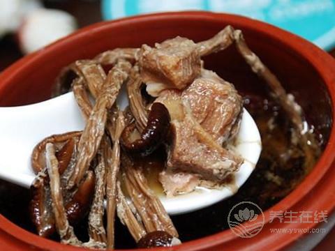 茶樹菇排骨湯的做法 茶樹菇的營養(yǎng)價值-易網健康<a href=http://m.henggaotouzi.com/jkys/ target=_blank class=infotextkey>養(yǎng)生</a>網 茶樹菇排骨湯的做法 茶樹菇的營養(yǎng)價值