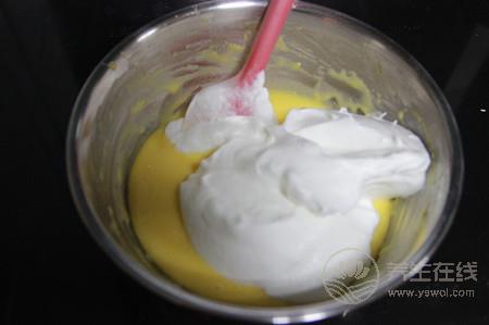 簡(jiǎn)單快捷的戚風(fēng)蛋糕做法