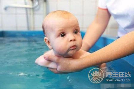 嬰兒游泳有什么好處?嬰兒游泳的注意事項有哪些?