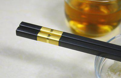 合金筷子有毒嗎黑色的合金筷子能不能用-易網健康<a href=http://m.henggaotouzi.com/jkys/ target=_blank class=infotextkey>養生</a>網 合金筷子有毒嗎黑色的合金筷子能不能用