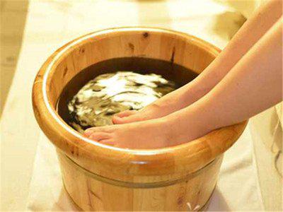 泡腳水里放這些幫你逼出體內濕氣-易網<a href=http://m.henggaotouzi.com/ target=_blank class=infotextkey>健康養生</a>網 泡腳水里放這些幫你逼出體內濕氣