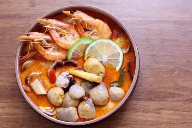 想做泰式冬陰功湯需要準備哪些蔬菜