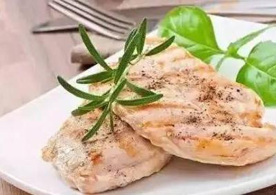 水煮雞胸肉應(yīng)該如何定制減肥食譜