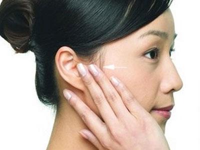 這三個按摩耳部的小動作養(yǎng)腎通氣血