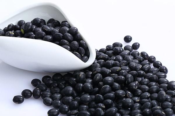 吃什么東西能讓白頭發(fā)變黑 白頭發(fā)吃什么食物可以讓頭發(fā)變黑-易網(wǎng)健康<a href=http://m.henggaotouzi.com/jkys/ target=_blank class=infotextkey>養(yǎng)生</a>網(wǎng) 吃什么東西能讓白頭發(fā)變黑 白頭發(fā)吃什么食物可以讓頭發(fā)變黑