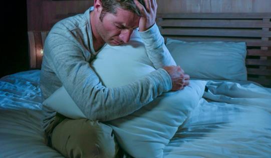 經(jīng)常熬夜睡不著對身體有哪些惡性危害